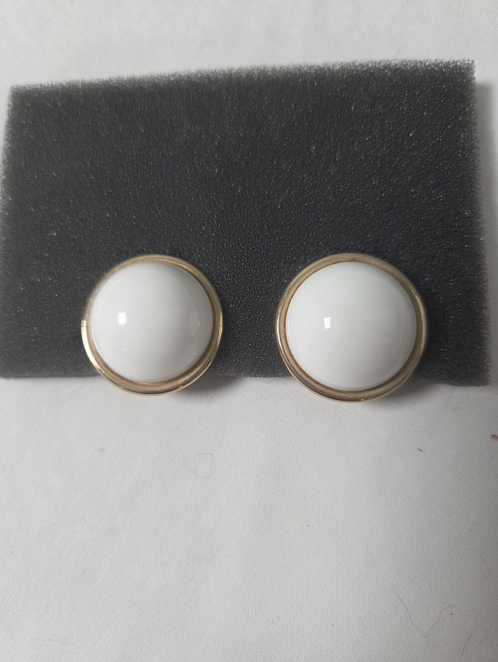 Vtg 70s Jewelry Sarah Coventry Clip on Earrings White Belly Goldtone Round
